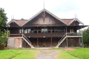 Wow! Ada Rumah Limas dengan 100 Tiang