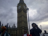 Berfoto di hadapan Big Ben, wajib hukumnya untuk para wisatawan (Indra/detikTravel)