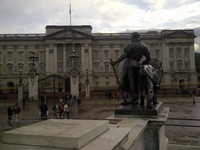 Ini dia Istana Buckingham, kediaman Ratu Elizabeth. Pangeran William dan Kate dibawa ke sini usai menikah, untuk memberi salam kepada rakyat (Indra/detikTravel)