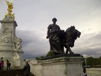 Patung-patung di hadapan Istana Buckingham (Indra/detikTravel)