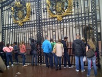 Para wisatawan yang penasaran, mencoba melihat Istana Buckingham lebih dekat. Mereka mengintip di pagar (Indra/detikTravel)