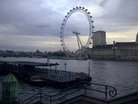 London Eye, kincir raksasa di tepi Sungai Thames, London. Ini dia ikon baru Kota London. London Eye adalah salah satu kincir terbesar di dunia. Dari puncak London Eye, wisatawan bisa melihat pemandangan ke seantero Kota London (Indra/detikTravel)