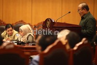 Sidang ini akan dilanjutkan, Selasa (31/7/2012) mendatang.