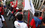 Buruh Robohkan Gerbang Pertamina