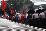 Buruh Robohkan Gerbang Pertamina