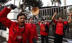 Buruh Robohkan Gerbang Pertamina