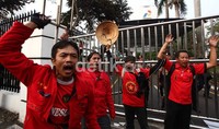 Buruh berorasi menuntut agar kebijakan kerja kontrak dihapuskan di depan gedung Pusat Pertamina, Jl Medan Merdeka Timur, Jakarta Pusat.