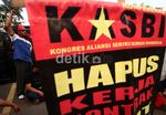 Buruh Robohkan Gerbang Pertamina
