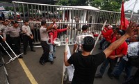 Polisi berusaha menenangkan massa.