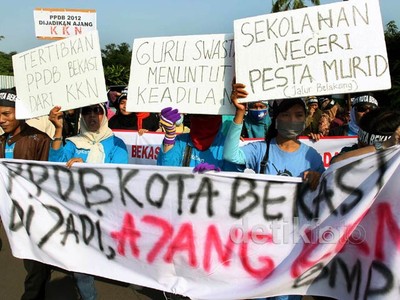Ratusan Guru Swasta Geruduk Pemkot Bekasi
