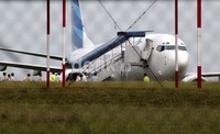 Pesawat Garuda GA 174 tergelincir sekitar pukul 15.26 WIB. Seluruh penumpang dinyatakan selamat, termasuk Menteri Lingkungan Hidup Balthasar Kambuaya. (Chaidir Anwar Tanjung/detikNews).