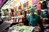 Calon pembeli memilih jilbab yang dijual di Pasar Tanah Abang.