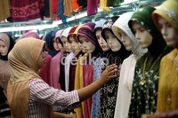 Dipastikan penjualan jilbab akan mengalami peningkatan menjelang hari raya.