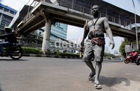 Aksi ini cukup membuat pekerja kantor di sekitar Wisma Bakrie yang melintas tertarik melihat.