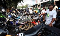 Setiap harinya, ratusan motor diparkir di sepanjang jalan Pasar Tanah Abang, Jakarta, Selasa, (17/7).