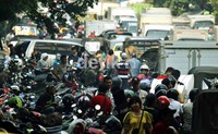 Mahalnya tarif parkir sebesar Rp 5.000 membuat pengunjung mengeluhkan hal ini.