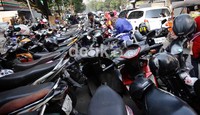 Disamping itu pihak pengelola parkir memanfaatkan situasi kepadatan pengunjung menjelang puasa.