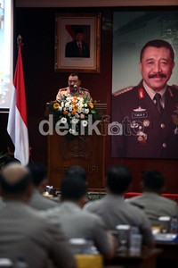 Kapolri Jenderal Timur Pradopo mempimpin rapat koordinasi lintas sektoral di Mabes Polri, Jakarta.