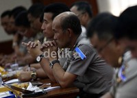 Rapat dihadiri seluruh kapolda dan beberapa perwakilan instansi terkait seperti Kementerian Perhubungan, BMKG, dan dari TNI Angkatan Laut.