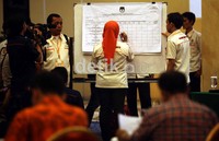 Petugas KPUD melakukan rekapitulai penghitungan surat suara hasil Pemilukada DKI Jakarta.