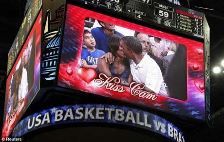 LeBron cs Berlaga, Presiden Obama Cium Mesra Istrinya