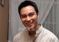 Dibalut baju koko krem dan celana jeans, Baim Wong tampil casual. Gusmun/detikHot.