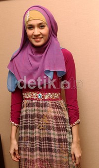 Dhini berpose saat ditemui di Blacksteer, Permata Hijau , Jakarta, Selasa (17/7/2012). Gusmun/detikHot.