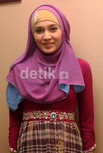 Dhini Aminarti Cantik dengan Jilbab