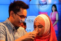 Setelah melakukan pijatan kasih sayang, Ben tak lupa memberikan susu pada Marshanda.