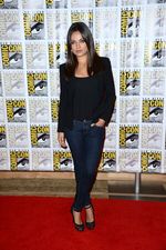 Gaya Casual Mila Kunis