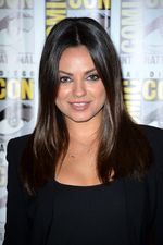 Gaya Casual Mila Kunis