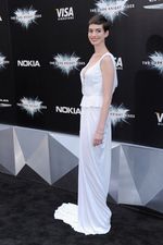 Anne Hathaway Tampil Anggun & Seksi