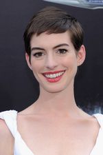 Anne Hathaway Tampil Anggun & Seksi