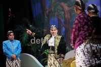 Dewan redaksi Jurnal Nasional Asro Kamal Rokan berperan sebagai salah seorang pangeran. Juga ikut dalam ketoprak ini Direktur BRI Bambang Supeno. Dhini Aminarti juga berperan.