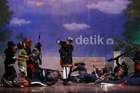 Cerita serta akar tradisi dalam pertunjukan ini tetap kuat dan nyaris tidak berubah dari pakemnya. Penampilan bintang tamu yang tergabung dalam Srimulat seperti Eko DJ,Mamiek Prakoso, dan Marwoto Topan dapat mencairkan suasana panggung dengan banyolan khas mereka.