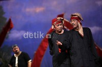 Pegiat ketoprak yang juga pelawak Topan juga ikut memeriahkan ketoprak ini.