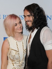 Katy Perry dan Russell Brand saat menghadiri 3rd Annual Change Begins Within Benefit Celebration di LACMA, Los Angeles, California pada 3 Desember 2011. Jason Merritt/Getty Images.