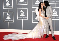Russell mencium mesra Katy saat 53rd Annual GRAMMY Awards di Staples Center, Los Angeles, California pada 13 Februari 2011. Jason Merritt/Getty Images.