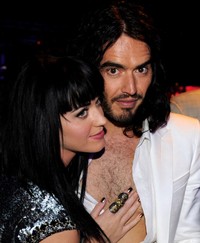 Aww... Mesranya pasangan Katy dan Russell. Kevin Winter/Getty Images.
