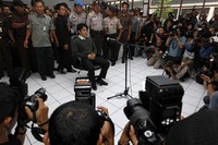 Tersangka kasus video porno, Nazril Irham atau Ariel menjalani sidang membacaan vonis di PN Bandung, Jawa Barat, Senin (31/1/2011). Ariel tampak santai menghadapi sidang vonisnya. Reuters/Enny Nuraheni.