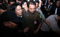 Ariel di antara pengawalan ketat jelang pembacaan vonis di Pengadilan Negeri Bandung, Jawa Barat, Senin (31/1/2011). Rachman Haryanto/detikHOT.