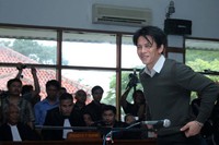 Ariel divonis hukuman 3,5 tahun penjara dan denda Rp 250 juta atas tuduhan menyebarkan video porno. Ariel tampak sangat tegar menghadapi vonis jaksa di Pengadilan Negeri Bandung, Senin (31/1/2011). Senyum manis terukir di wajah mantan kekasih Luna Maya tersebut. Rachman Haryanto/detikHOT.