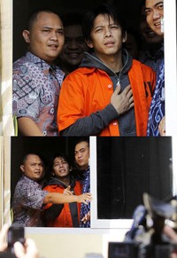 Setelah tiga hari Ariel ditetapkan sebagai tahanan Mabes Polri, Ariel pun muncul memperlihatkan wajah harunya ketika para Sahabat Peterpan datang menjenguknya. Ia melambaikan tangannya kepada para Sahabat Peterpan yang terus memanggil dan menyanyikan lagunya. Nugraha Rodiana/detikHOT.