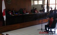 Ariel jalani sidang perdananya sebagai terdakwa kasus video porno. Sidang tersebut digelar di Pengadilan Negeri Bandung, Senin (22/11/2010). Rachman Haryanto/detikHOT.