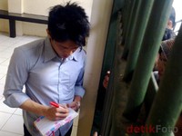 Ariel pun masih sempat memberikan tanda tangan untuk penggemarnya dari balik jeruji sebelum sidang keenamnya di Pengadilan Negeri Bandung, Jalan LRE Martadinata, Senin (20/12/2010). Fakhmi Kurniawan/detikHOT.