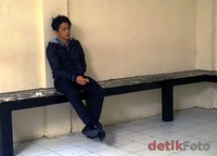 Ariel termenung seperti sedang memikirkan sesuatu saat menunggu sidangnya dimulai di Pengadilan Negeri Bandung, Jawa Barat. Nugraha Rodiana/detikHOT.