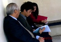 Ariel menjalani sidang pembacaan tuntutan kasus video porno di Pengadilan Negeri Bandung, Jawa Barat, Kamis (6/1/2011). Sebelum sidang, kekasih Luna Maya itu menyempatkan untuk mempelajari kasusnya lebih lanjut dari tim kuasa hukum yang dipimpin OC Kaligis. Nugraha Rodiana/detikHOT.