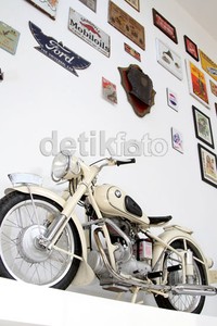 Banyak barang-barang vintage yang dapat kita lihat di restoran WarunKomando. Herianto Batubara/detikHOT.