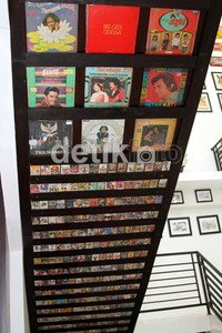 Ada berbagai koleksi yang unik kayak gramophone, mesin gilingan kopi, telepon, kaset lawakan zaman Bagito, Warkop, PSP. Selain itu ada kaset penyanyi lawas Indonesia dan luar negeri, kaset lagu anak-anak, dan masih banyak lagi, ujar Eko. Herianto Batubara/detikHOT.