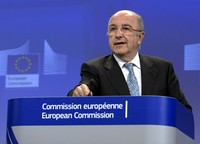 Anggota EUCC Joaquin Almunia memberi penjelasan seputar penyelidikan UE kepada dugaan monopoli Google. Reuters/Eric Vidal.